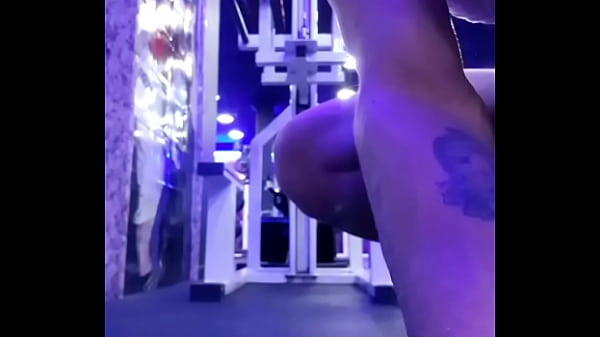Squatting to Talo - Thais Santos